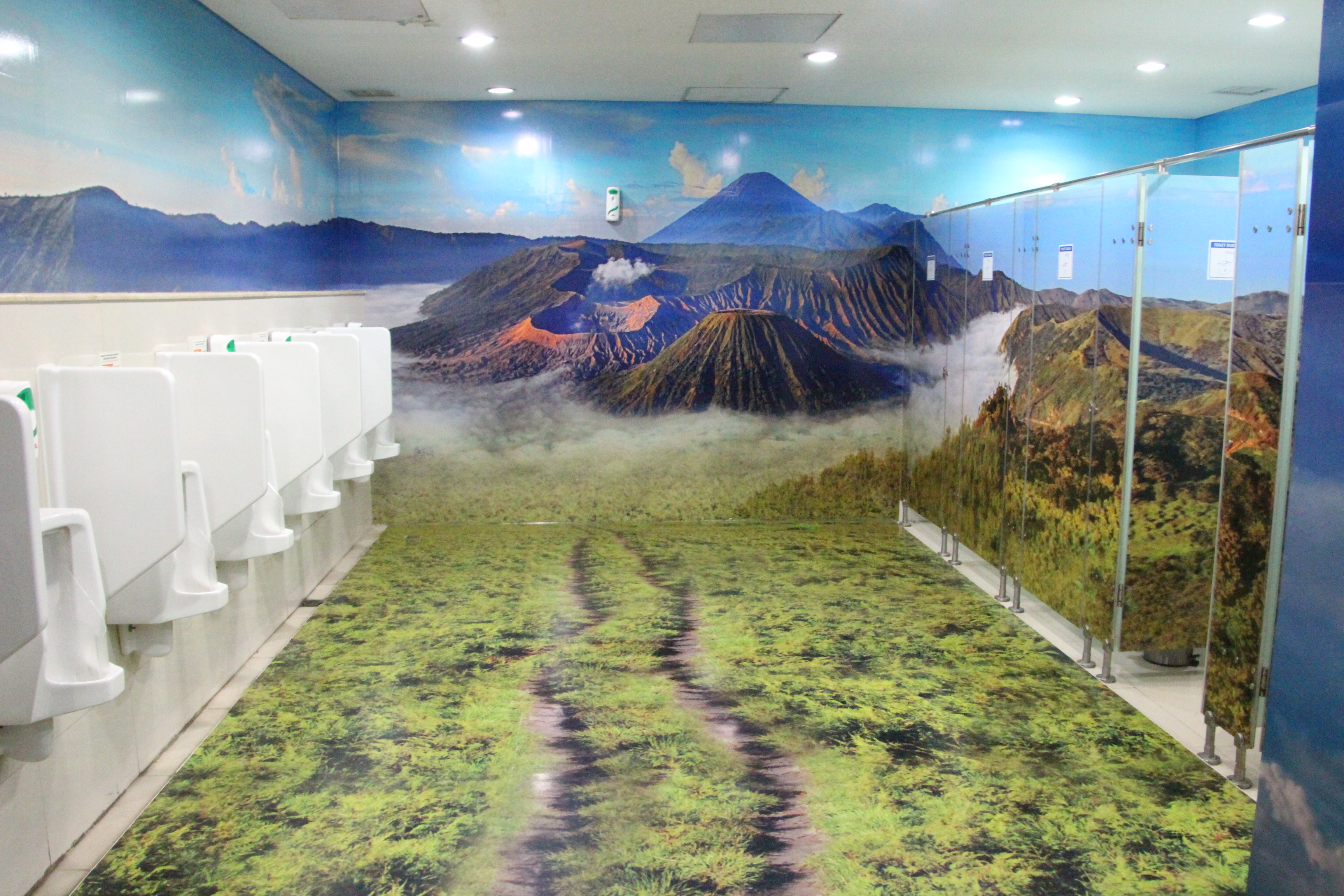 Pemandangan Kawasan Bromo Tengger Semeru yang menghiasi dinding toilet untuk laki-laki Bandara Internasional Juanda Surabaya. (Foto: Faiq/ngopibareng.id)