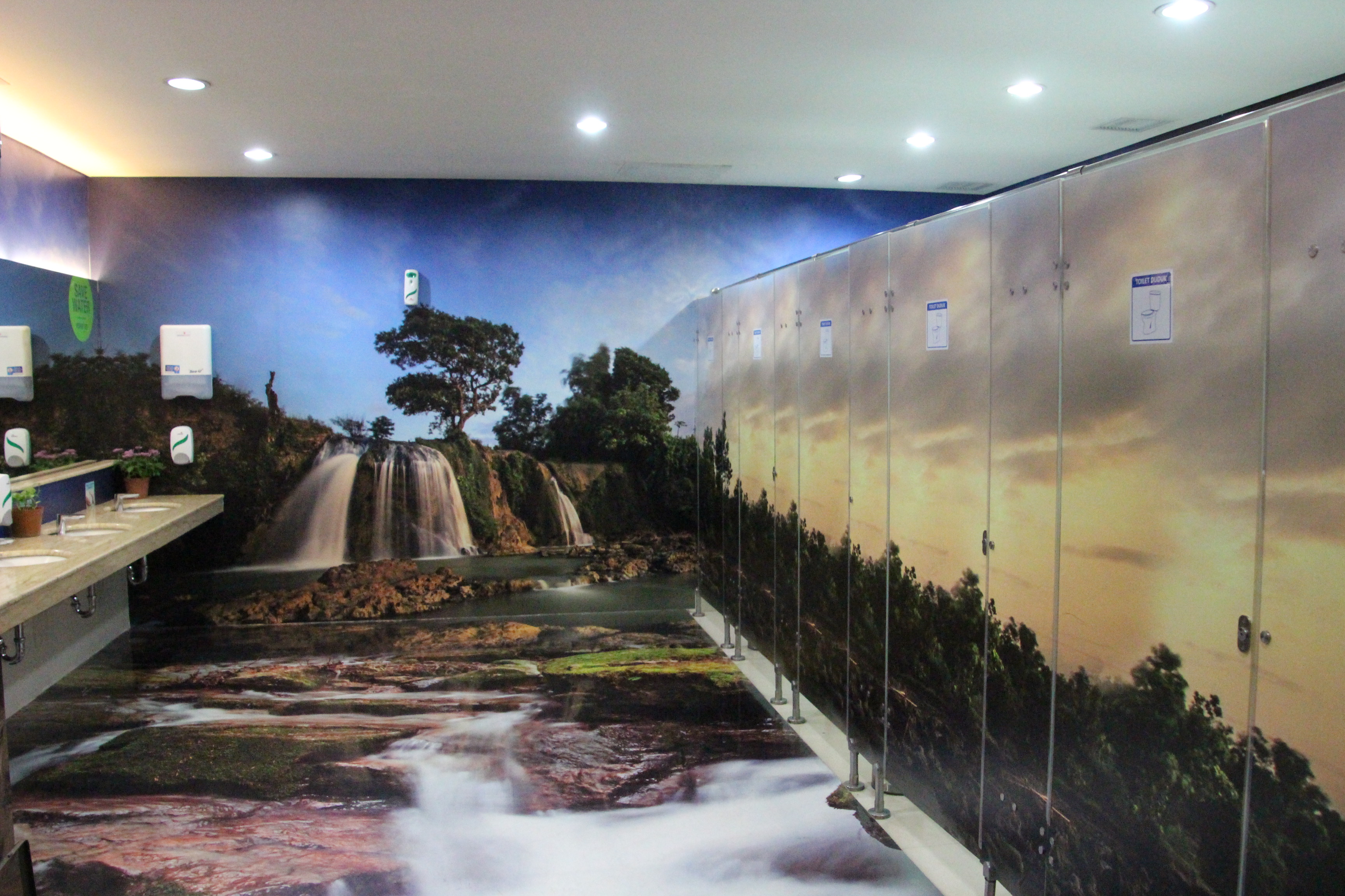 Pemandangan Air Terjun Toroan, Sampang yang berada di toilet untuk perempuan Bandara Juanda.