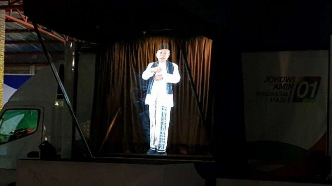 Hologram Jokowi dan Ma'ruf Amin diusung dalam satu panggung bergerak yang diangkut dengan truk, dan bisa dibuka tutup dalam hitungan jam