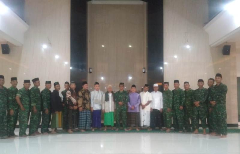 Usai Shalat Tahajud, Danramil Bserta Anggota, Kades, Tokoh Agama dan Jama'ah Masjid  Al-Hidayah, Kemlagi, Foto Bersama 