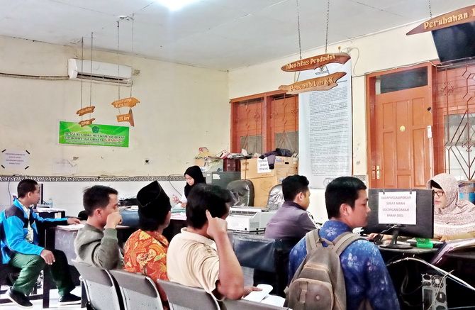 Suasana di Kantor Dispendukcapil, Pamekasan. (Foto: jawapos.com)