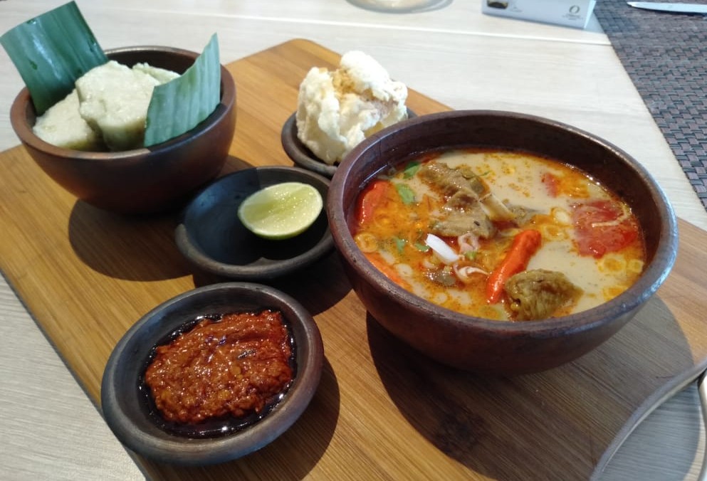 Menu Tengkleng disajikan dengan lontong dan emping. (Foto: Istimewa) 