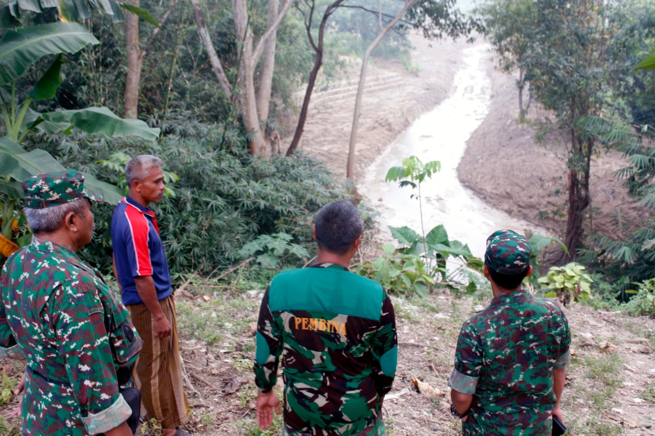 Dandim 0813 Bojonegoro Letkol Arh Redinal Dewanto, S. Sos., M.I.Pol., didampingi Danramil 19/Bubulan Kapten Inf Suli dan Bati Tuud cek lokasi digelarnya Latsitarda Nusantara XXXIX