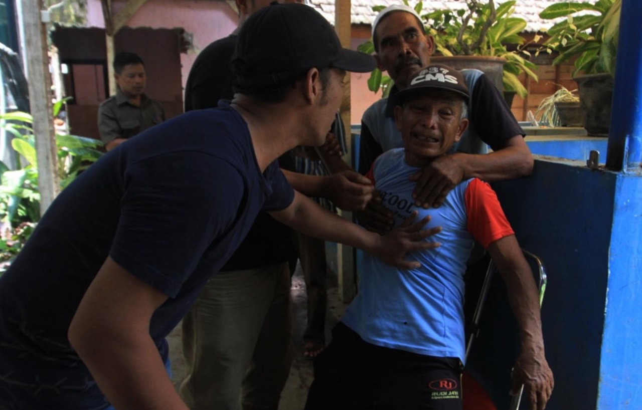 Waqik histeris demi mengetahui anaknya tewas tertabrak KA Tawangalun. (Foto: Ikhsan/ngopibareng.id)