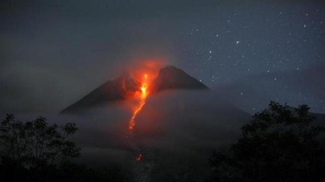 Awan panas meluncur dari puncak Gunung Merapi. (Foto: dok/antara)