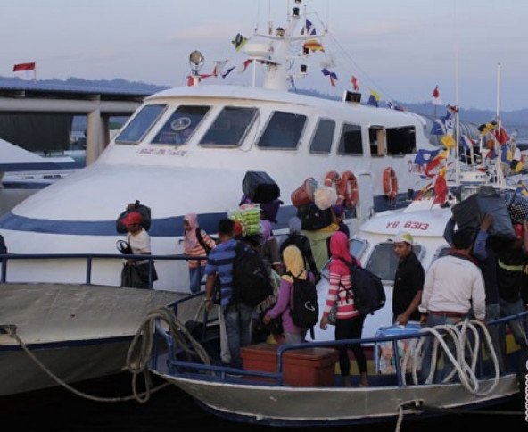 Ratusan tenaga kerja Indonesia (TKI) yang bekerja di Negeri Sabah, Malaysia tiba di Pelabuhan Internasional Tunon Taka Kabupaten Nunukan, Kalimantan Utara, Senin 15 Agustus 2016. Ribuan TKI yang bekerja di Negeri Sabah pulang ke kampung halamannya di Sulsel dan Sulbar melalui Kabupaten Nunukan setiap pekan. (Foto: Antara/M.Rusman)