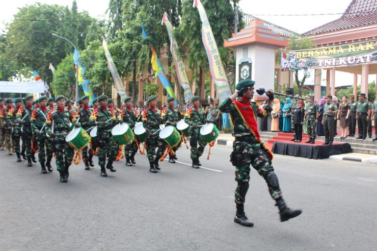 Peserta upacara penutupan TMMD Ke- 104 Kodim 0812 Lamongan sajikan atraksi