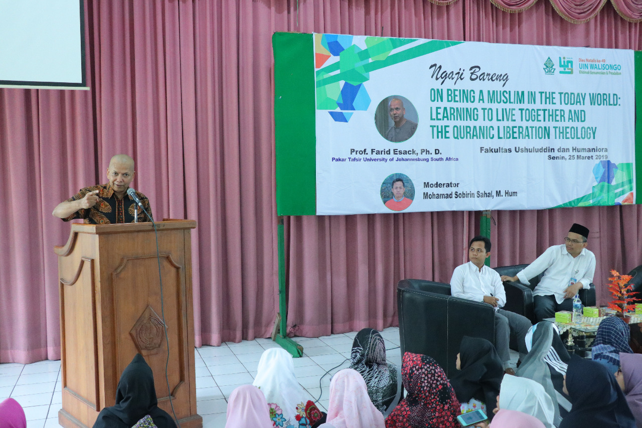 Farid Esack  ketika tampil dalam rangka peringati Dies Natalis UIN Walisongo Ke-49 Fakultas Ushuludin dan Humaniora UIN Walisongo Semarang. (Foto: dok ist ngopibareng.id)