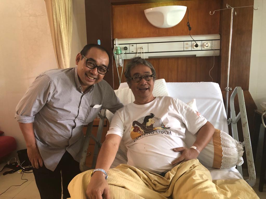 Butet Kertaredjasa bersama dengan CEO ngopibareng.id, Arif Afandi saat membezuknya di RS St. Carolus Jakarta (Foto: Arif Afandi)