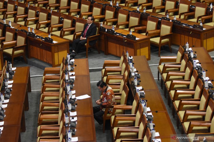 hampir separo dari total 560 anggota DPR yang absen pada rapat paripurna penutupan masa sidang IV 2018-2019, Kamis 28 Maret 2019. (Foto: Antara)