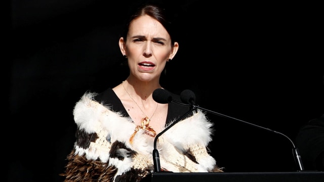 Perdana Menteri Selandia Baru Jacinda Ardern memberikan sambutan saat doa bersama dan peringatan nasional penembakan masjid Christchurch di Hagley Park, Selandia Baru, Jumat 29 Maret 2019. (Foto: REUTERS/ Edgar Su)