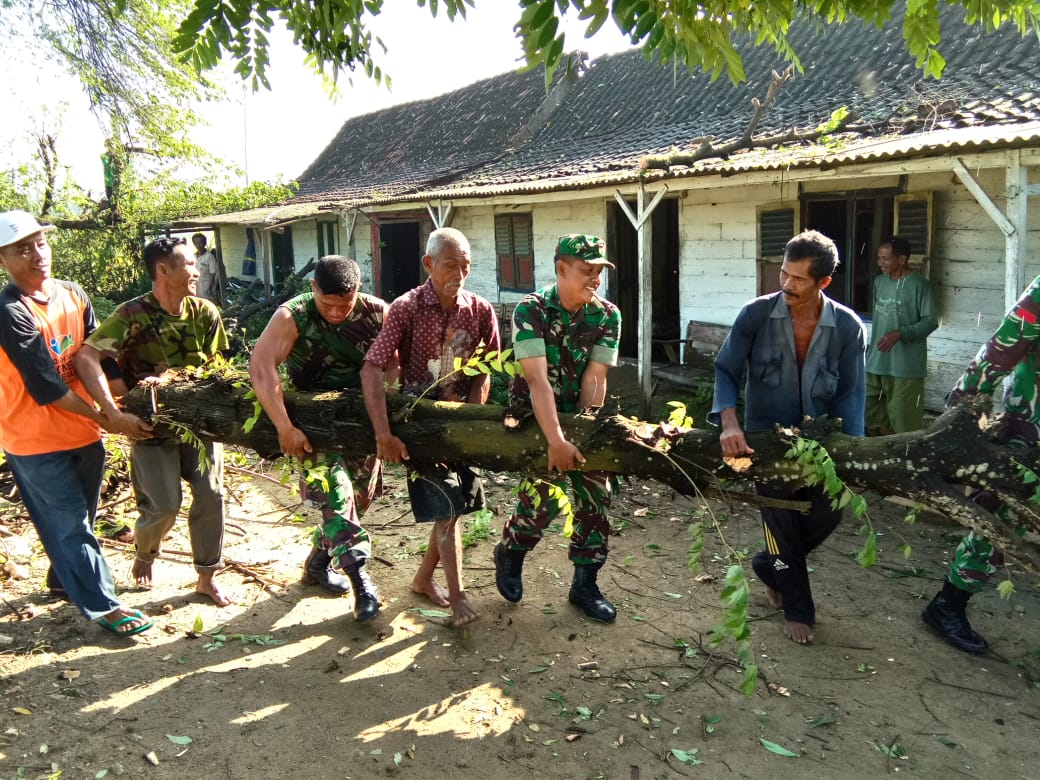 Danramil Malo memimpin langsung karya bakti pasca angin puting beliung