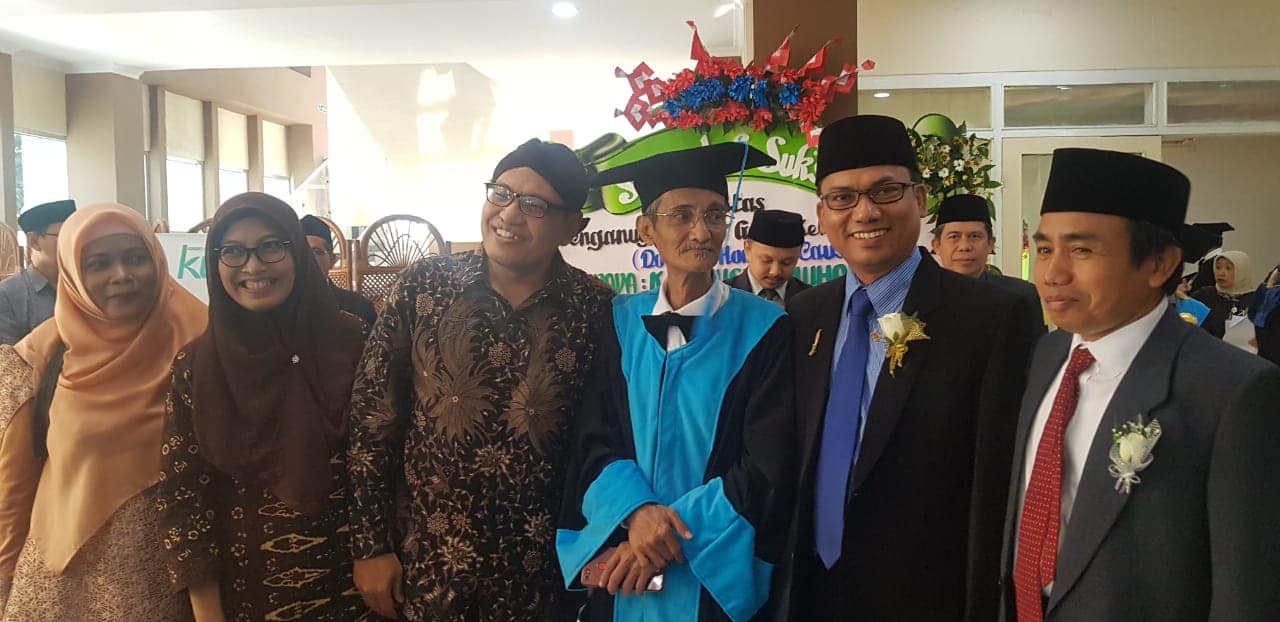 Kiai Husein Muhammad (bertoga) berbahagia bersama para kerabat dan orang-orang dekatnya. (Foto: aku fb hm)