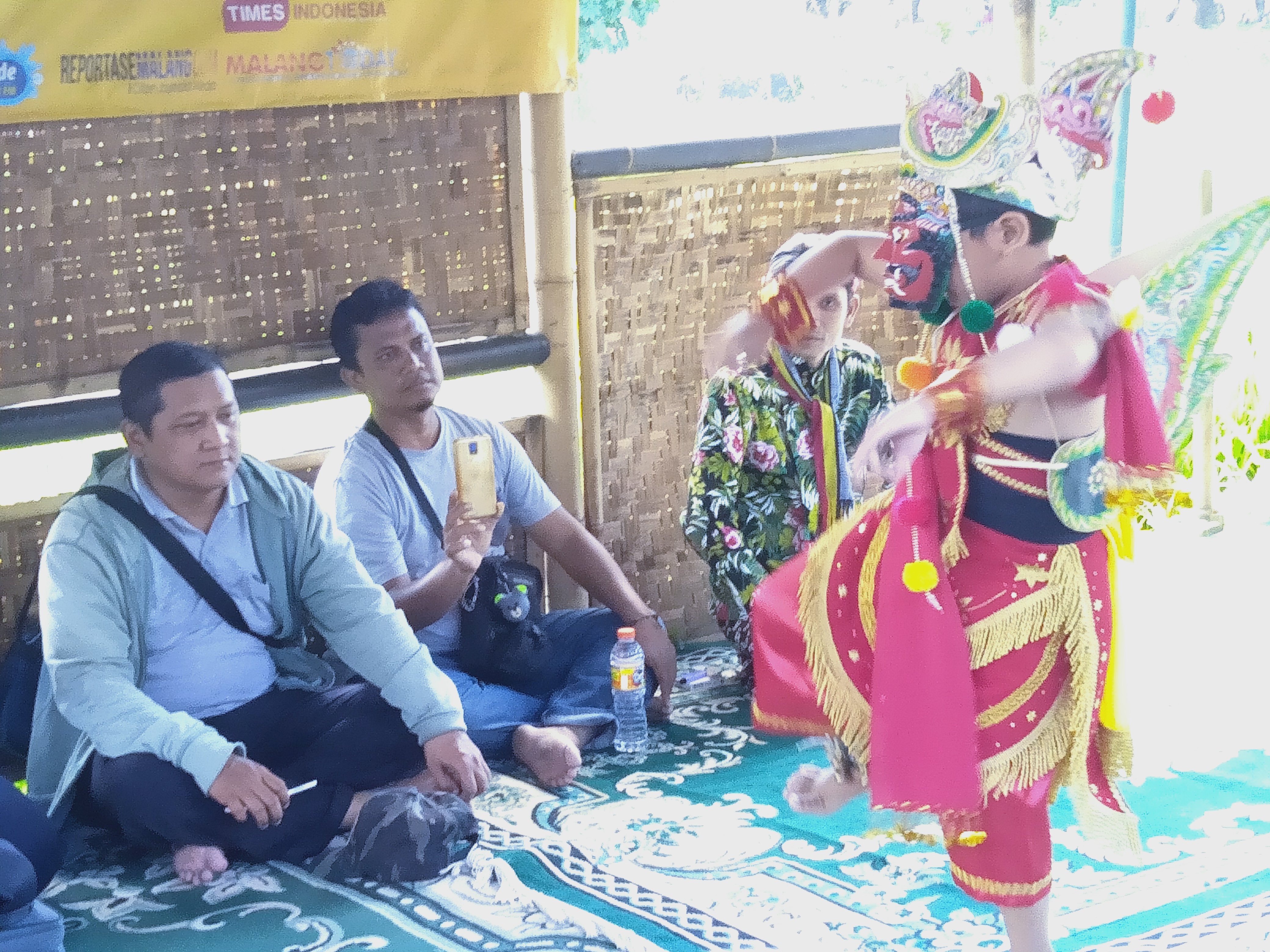 Seorang kecil menari Topeng Malangan (Foto: Fajar/Ngopibareng.id)