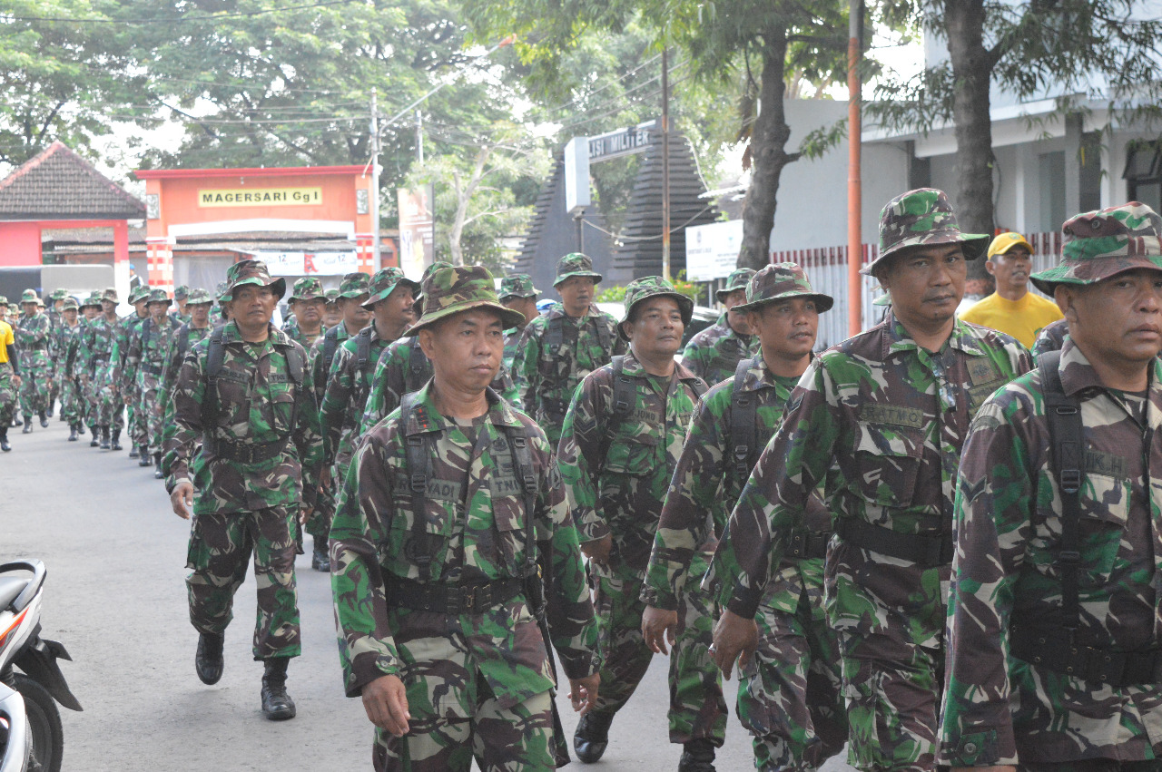 Danramil 0815/19 Magersari Kapten Inf Desto Jumeni Saat Memberikan Materi