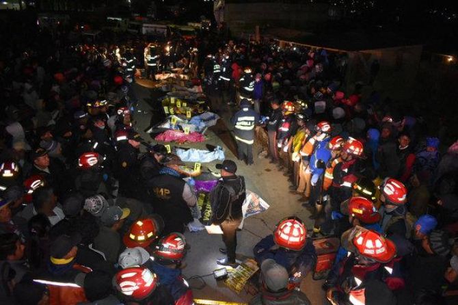 Menonton kecelakaan. Saat itulah sebuah truk melintas di jalanan gelap tersebut dan menabrak orang-orang di sana. Celakanya, sopir truk semitrailer itu tidak berhenti. Dia malah menambah laju kendaraan dan melarikan diri (Foto: Reuters)