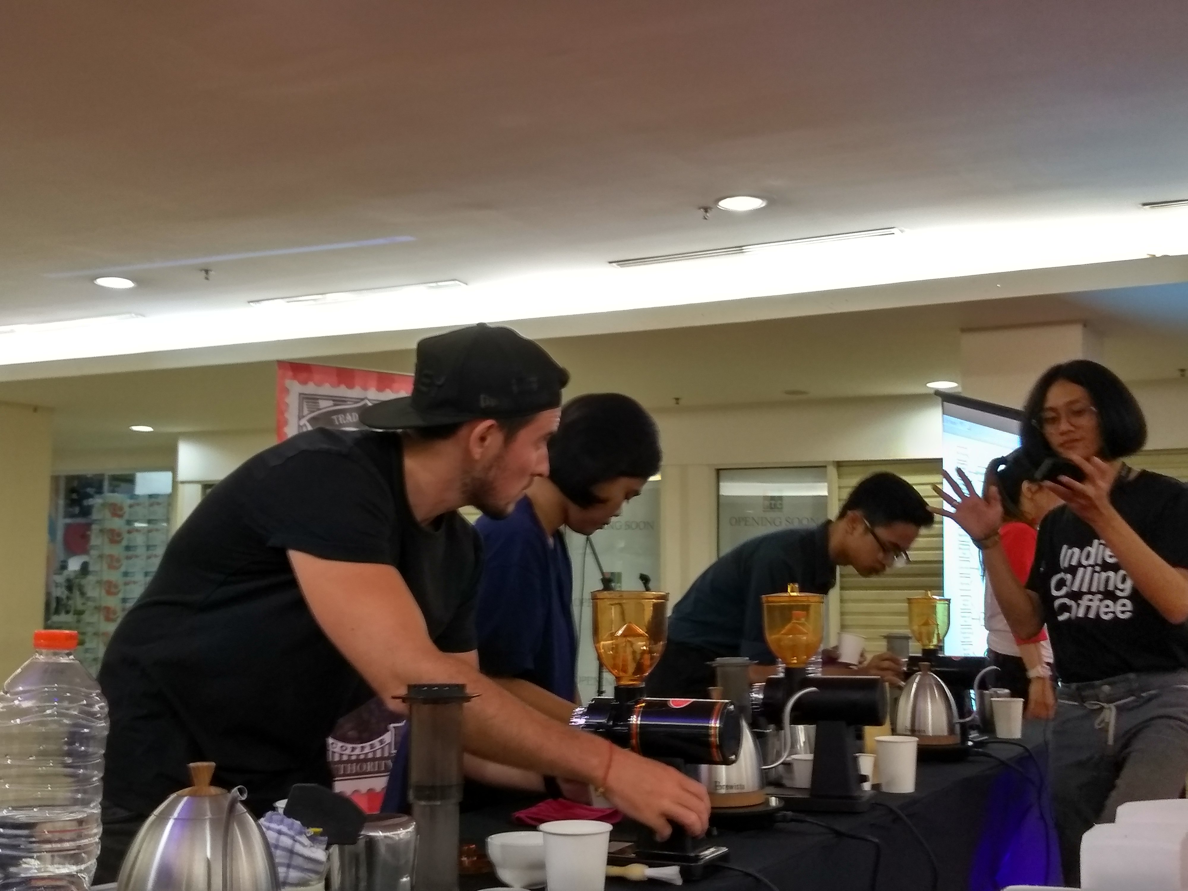 Makin kompleks persaingan antarpeserta kompetisi aeropress. Horai Dmitro pun tersingkir. Kalah man... (Foto:WidiKamidi/ngopibareng.id)