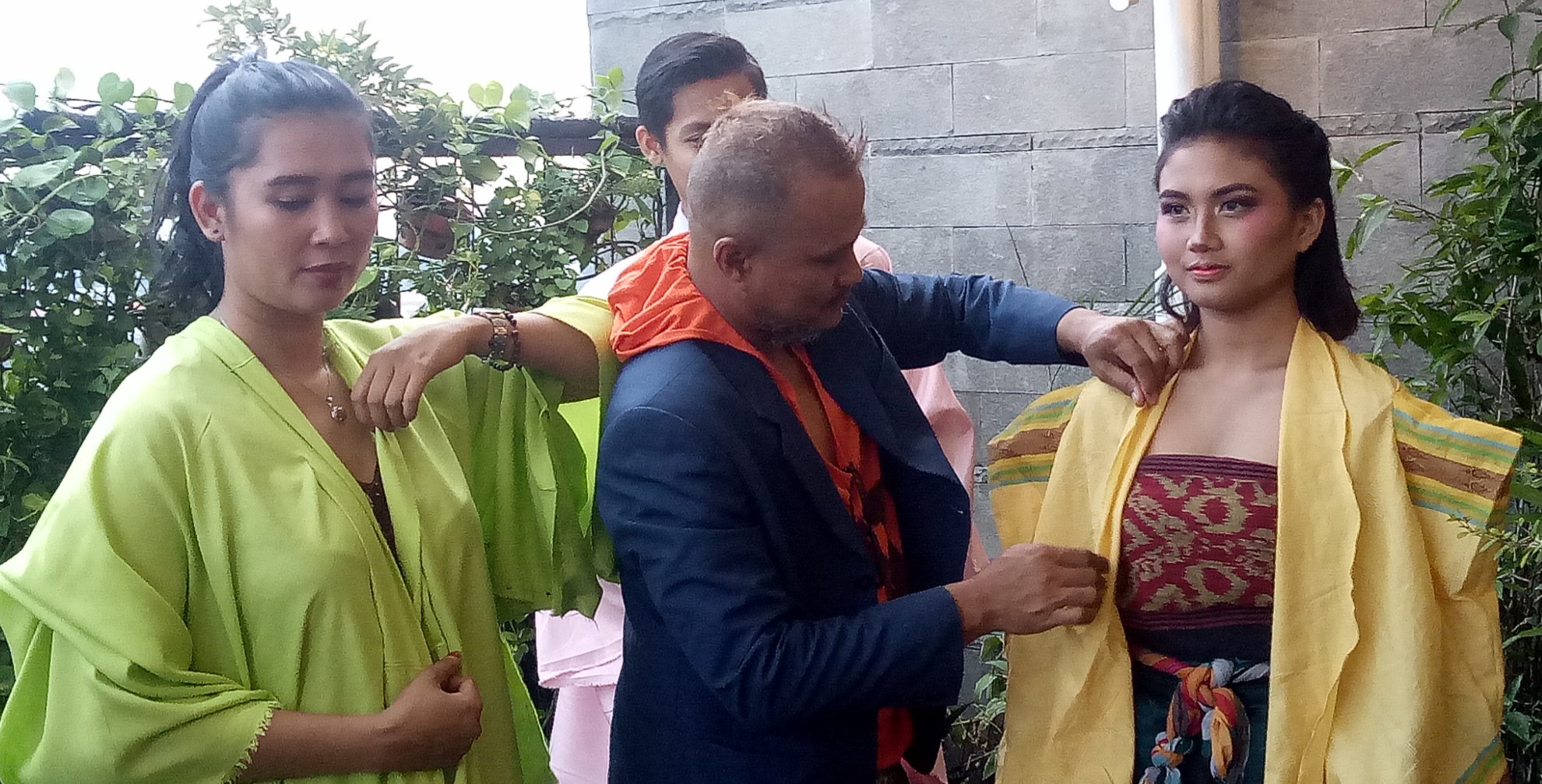 Emran Nawawi (tengah)  menunjukan kimono zero waste yang dibuat di Batimurung pool and cafe Hotel Papilio Surabaya. Jum'at, 29 Maret 2019. (Foto: Pita/ngopibareng.id)