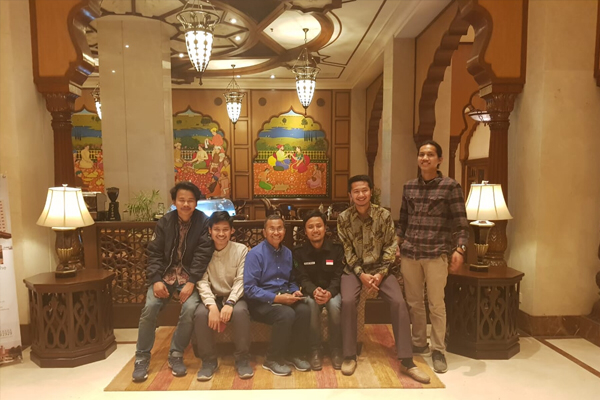 DI's Way berfoto dengan mahasiswa Indonesia yang menempuh pendidikan di Pakistan. Foto Atas: DI's Way ketika berada di restauran dengan latar belakang Masjid Badshahi.