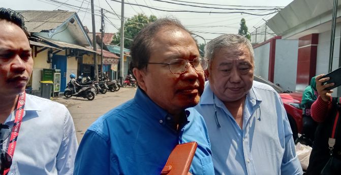 Rizal Ramli menjenguk Ahmad Dhani di Rutan Klas I Surabaya, Medaeng, Sidoarjo, Sabtu 30 Maret 2019. (Foto: Farid/ngopibareng.id) 