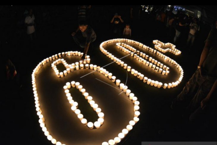 Ilustrasi-Warga menyalakan lilin membentuk angka 60 plus saat peringatan Earth Hour di kawasan Kuta, Bali, Sabtu 24 Maret. (Foto: Antara/Fikri Yusuf)