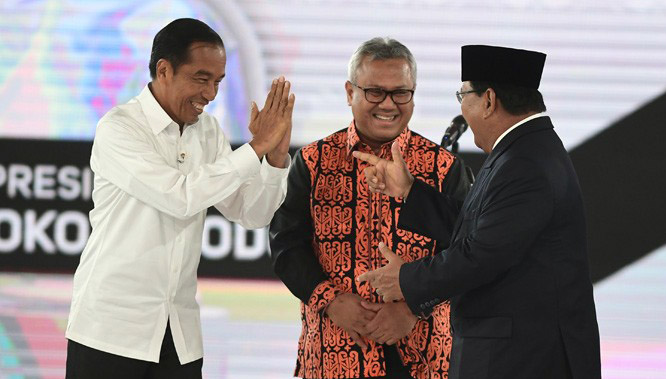 Kedua calon presiden berada di panggung debat capres ke-4 Tahun 2019, Sabtu, 30 Maret 2019. (Foto: Antara)