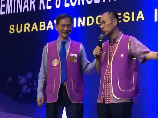 Guru Wei Yu Feng (kiri) bersama penerjemah sedang menjelaskan teori-teori Longevitology. 