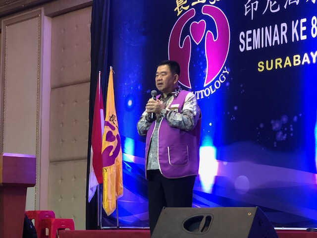 Ketua Perkumpulan Longevitology Surabaya Ongko Digdoyo sedang memberi sambutan di Kelas.