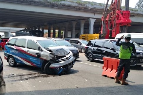 Salah satu mobil wartawan yang terlibat tabrakan beruntun saat akan meliput kampanye PDIP, Minggu, 31 Maret 2019. (Foto: dtk)