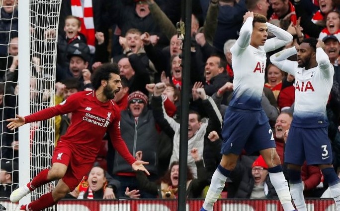 Penyerang Liverpool Mohamed Salah (kiri) merayakan gol bunuh diri bek Tottenham Hotspur Toby Alderweireld (tidak terlihat) yang berawal dari sundulannya dalam laga lanjutan Liga Inggris di Stadion Anfield, Liverpool, Inggris, Senin, 1 April 2019 WIB. (Foto: Ant) 