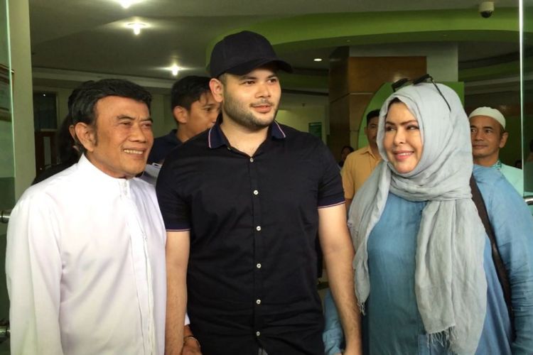 Ridho Rhoma bersama kedua orangtuanya.