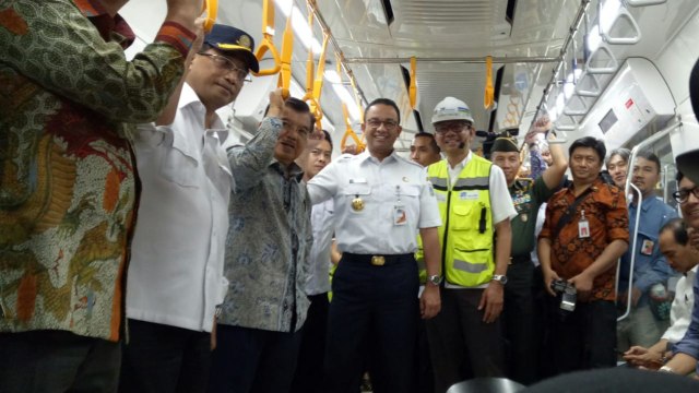 Gubernur DKI Jakarta Anies Rasyid Baswedan saat naik MRT.