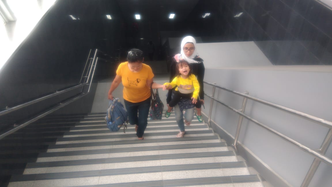 Tangga menuju peron MRT di setiap stasiun yang dinilai memberatkan bagi lansia dan ibu yang membawa anak. ( Foto: Asmanu/ngopibareng.id)