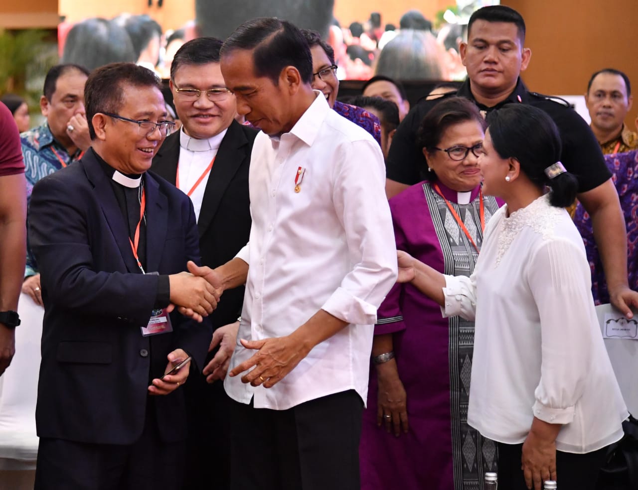 Presiden Jokowi dan Ibu Negara Iriana Jokowi bersilahturahmi dengan peserta KGM X-PGI. (Foto: Biro Pers Setpres)