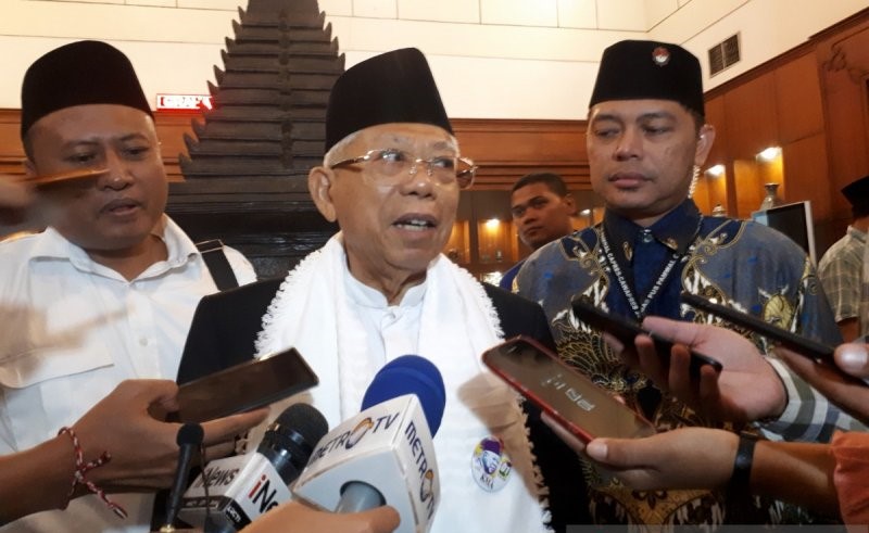 Cawapres nomor urut 01 Ma'ruf Amin saat berada di Bandara Juanda, Senin, 1 April 2019. (Foto:  Anom/Antara)