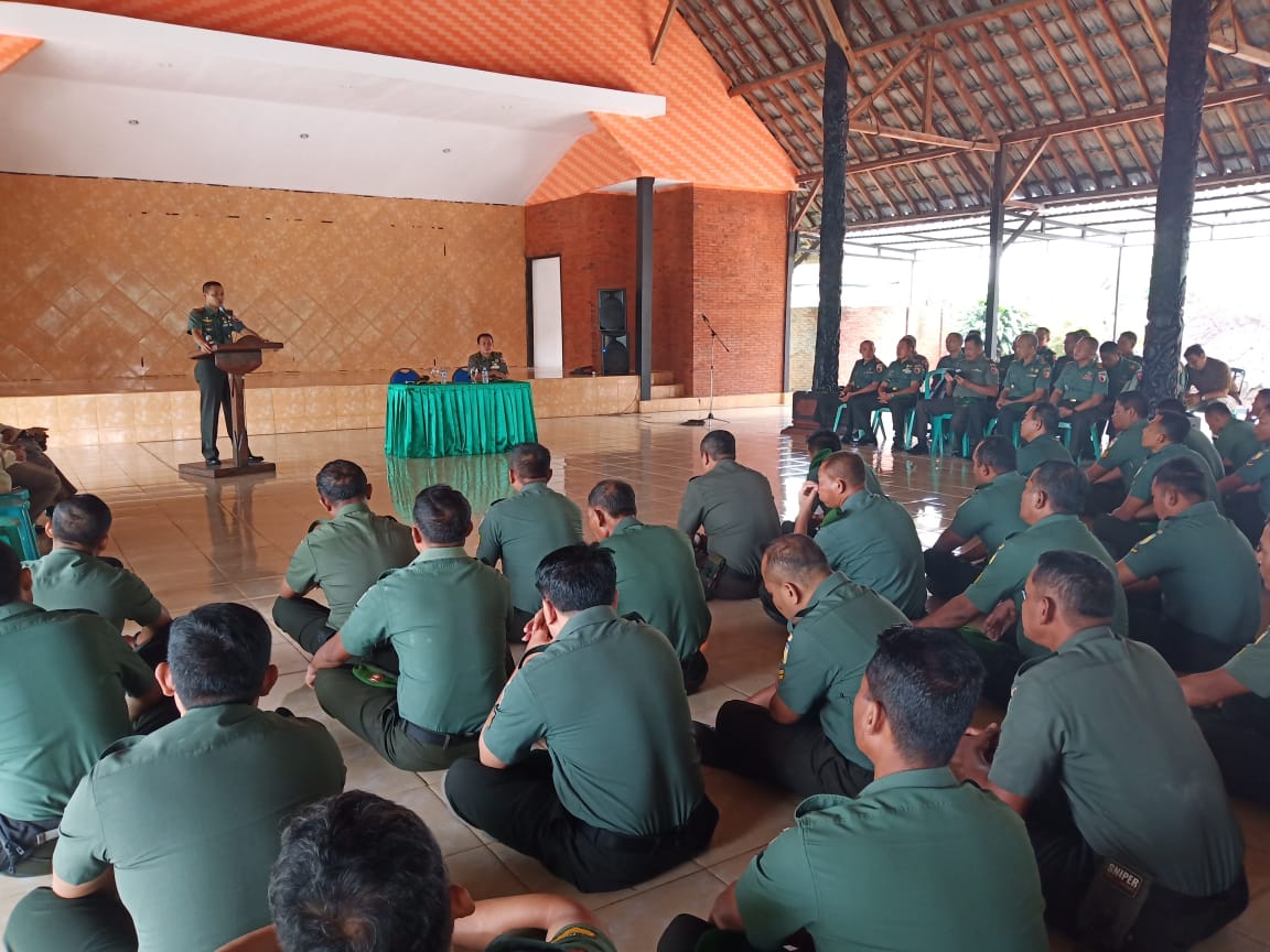 Dandim 0815 Mojokerto Letkol Kav Hermawan Weharima, SH, Saat Memberikan Penekanan Netralitas TNI Bagi Personel Militer dan PNS