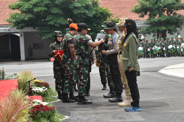 Penyerahan alat kerja oleh Panglima TNI kepada perwakilan peserta Latsitardanus XXXIX tahun 2019