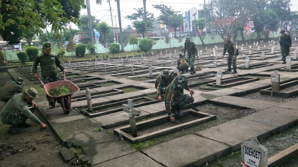 Personel Kodim 0815 Mojokerto Saat Karya Bakti Di TMP Gajah Mada 