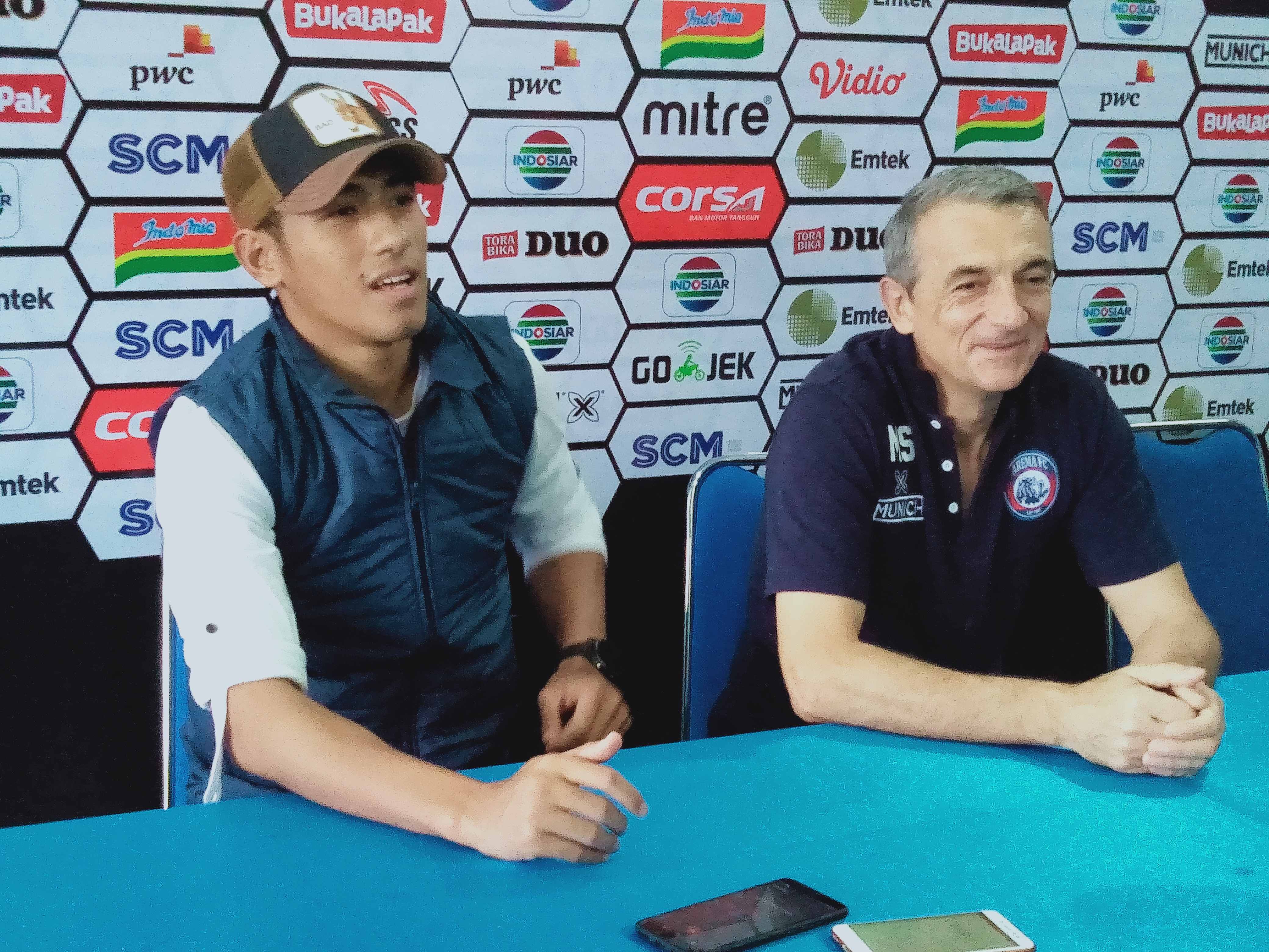 Pemain Arema FC Hanif Abdurrauf Sjahbandi dan Pelatih Milomir Seslija (Foto: Fajar/Ngopibareng.id)