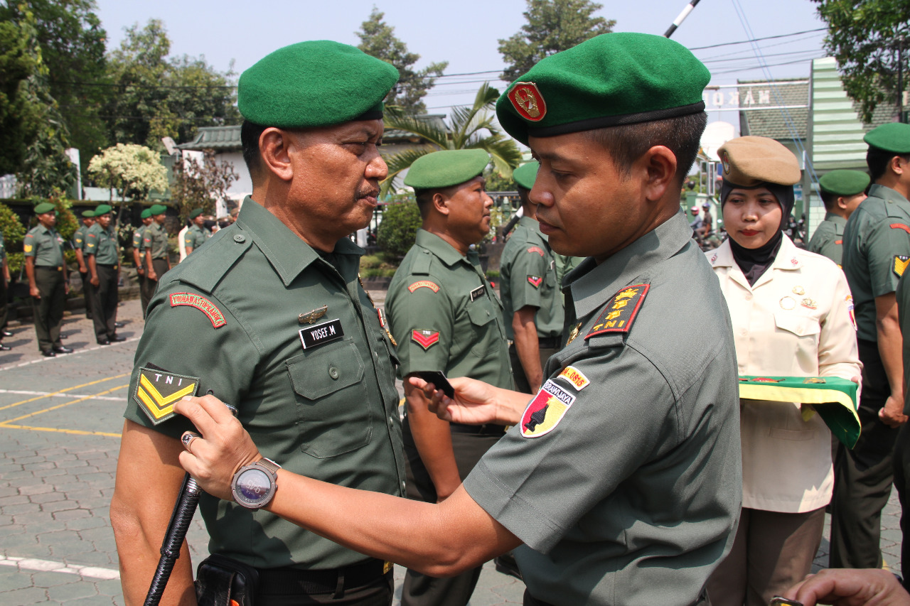 Dandim 0815 Mojokerto Letkol Kav Hermawan Weharima, SH, Saat Melantik Salah Satu Prajurit yang naik pangkat satu tingkat lebih tinggi