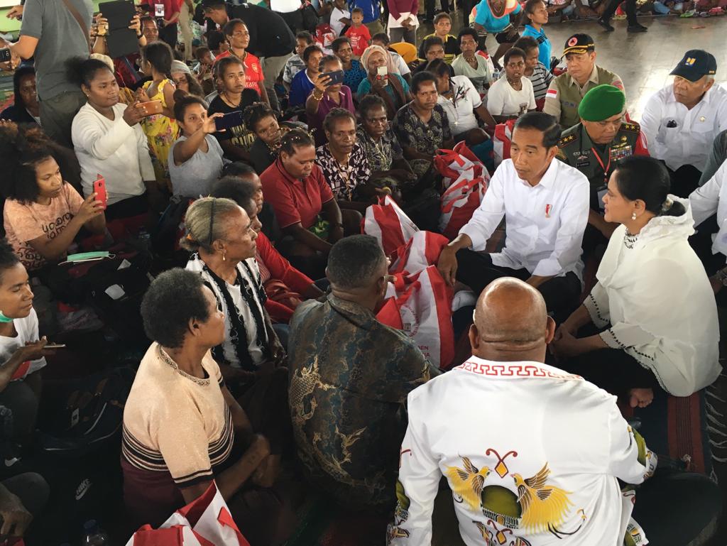 Presiden Joko Widodo saat meninjau korban banjir bandang di Sentani, Jayapura. ( foto : Setneg/ngopibareng.id)