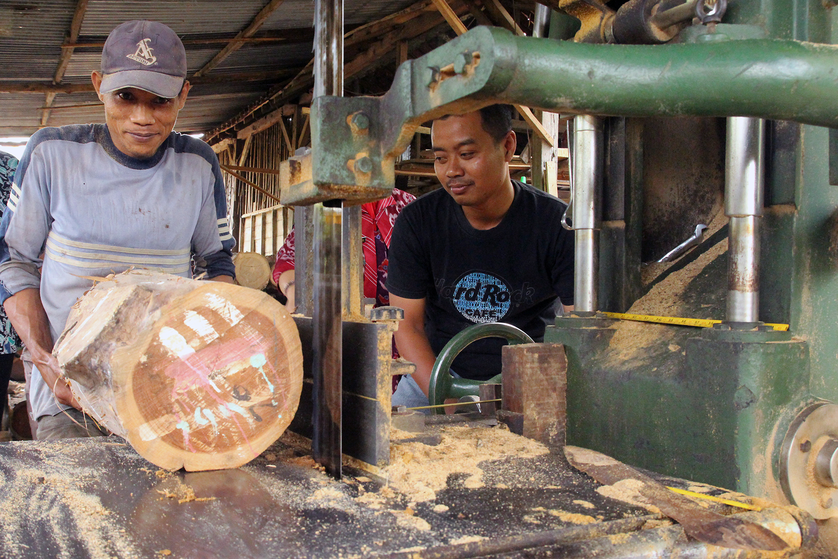 Bukan orang Sukorejo kalau tidak bisa mainan mebel! Sebab itu Desa Sukorejo pun penuh dengan perajin mebel kelas atas. Abdul Rohman salah satunya. (Foto:widikamidi/ngopibareng.id))