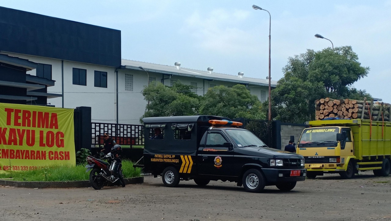 PABRIK pengolahan kayu PT Mandiri Jaya Sukses Indo di Desa Pajurangan, Kecamatan Gending, Kabupaten Probolinggo. (foto: Ikhsan/ngopibareng.id)