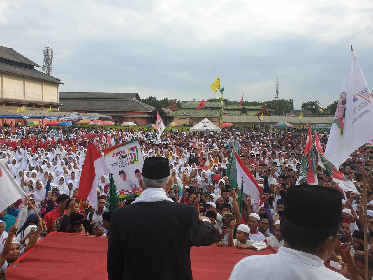 Kiai Ma'ruf Amin saat kampanye di Lapangan Ahmad Yani, Sumenep Madura, Senin 1 April 2019. (Foto: kma for ngopibareng.id)
