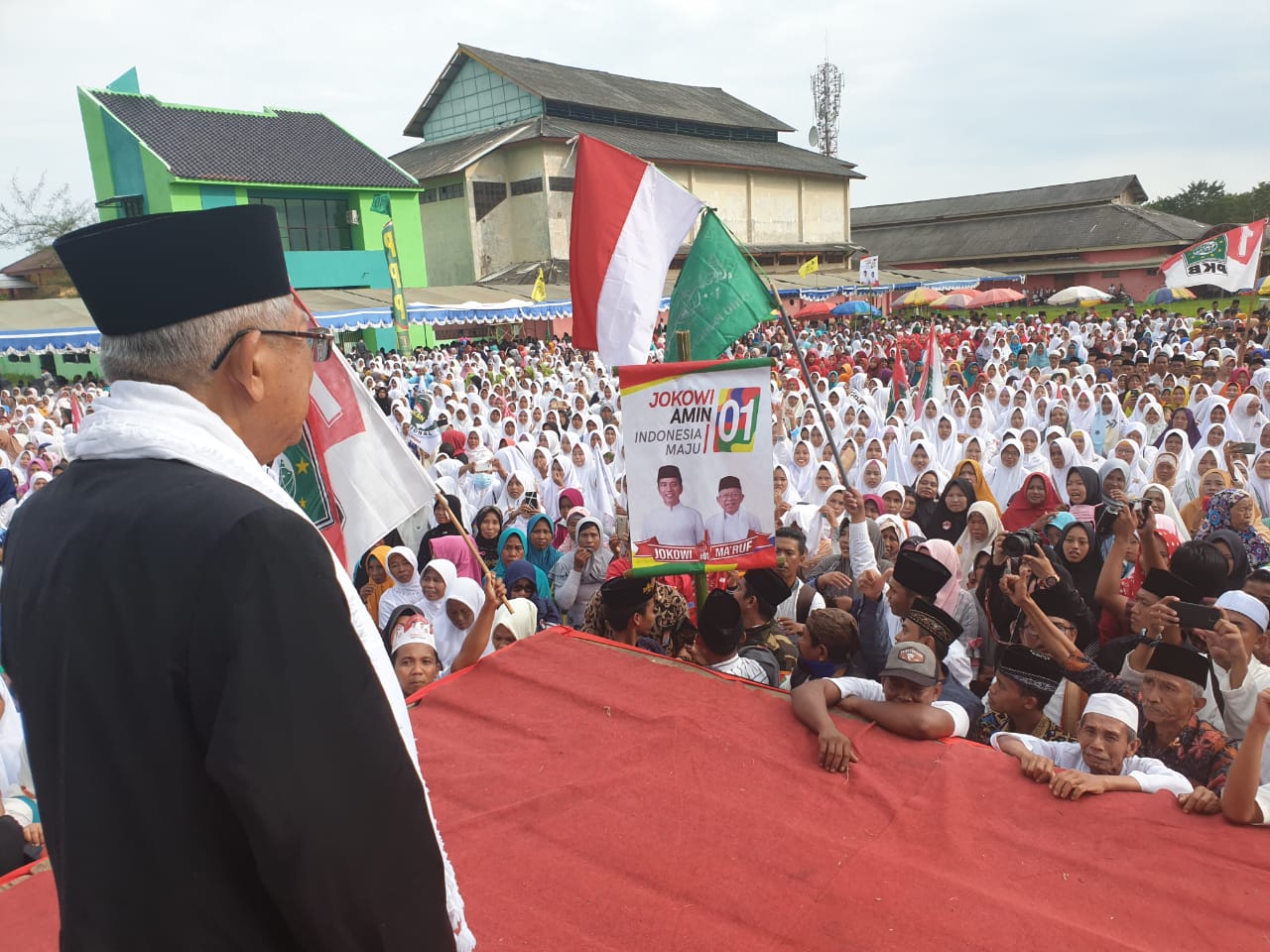 Kiai Ma'ruf Amin melakukan kampanye di Lapangan Ahmad Yani, Sumenep Madura, Senin 1 April 2019. (Foto: kma for ngopibareng.id)