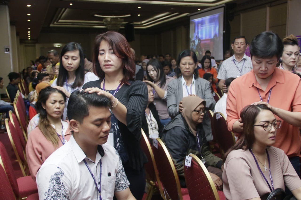 Peserta seminar Longevitologi praktik terapi kepada orang lain. (Foto2 Istimewa)