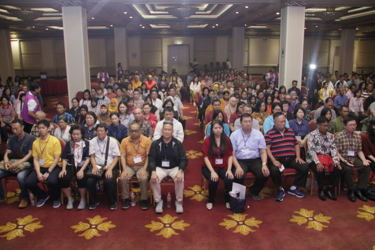 Peserta Seminar Longevitology belajar meditasi.