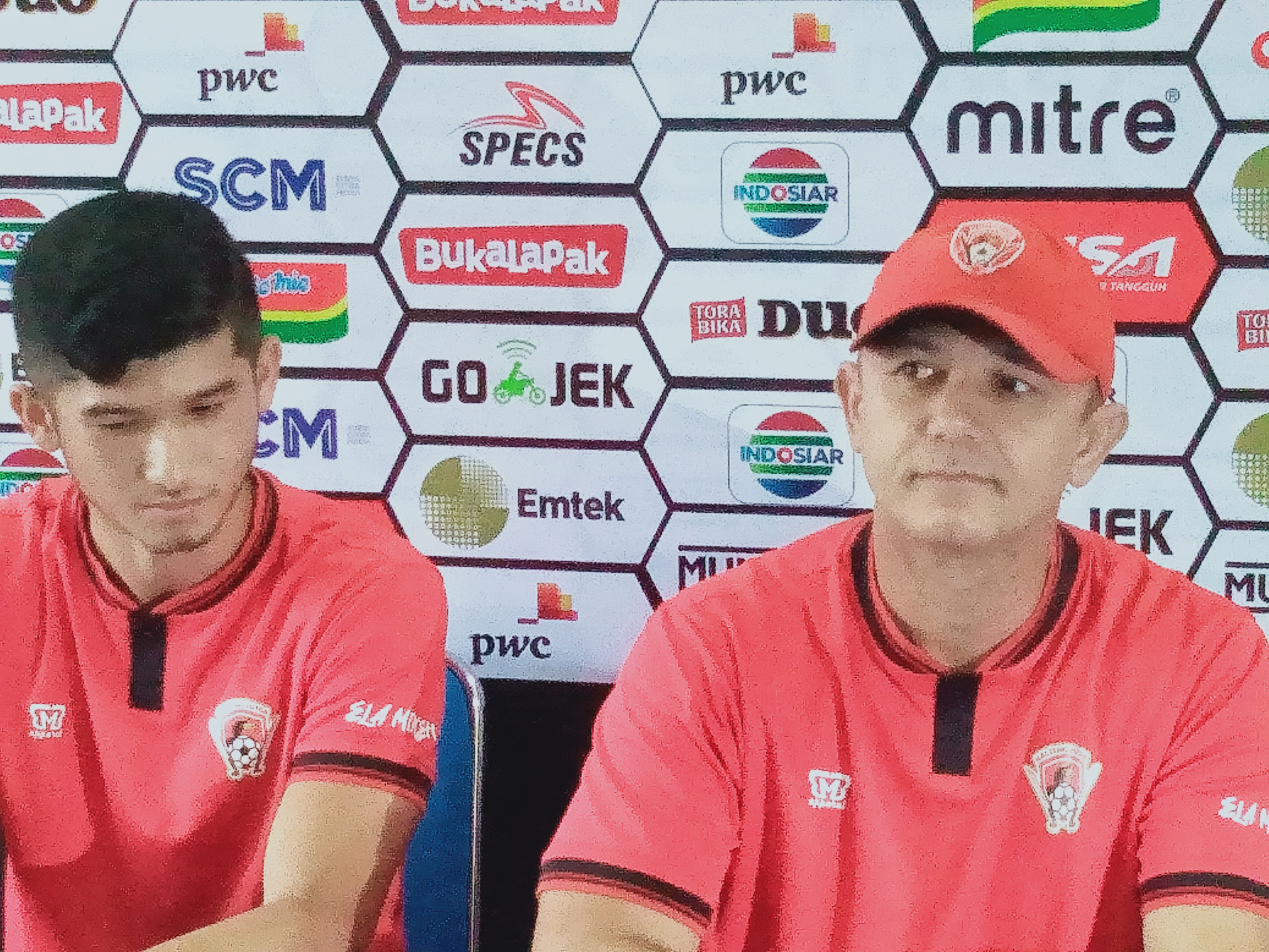 Gomez de Oliviera bersama anaknya sekaligus pemain Kalteng Putra Kevin Gomes de Oliveira (Foto: Fajar/ngopibareng.id)