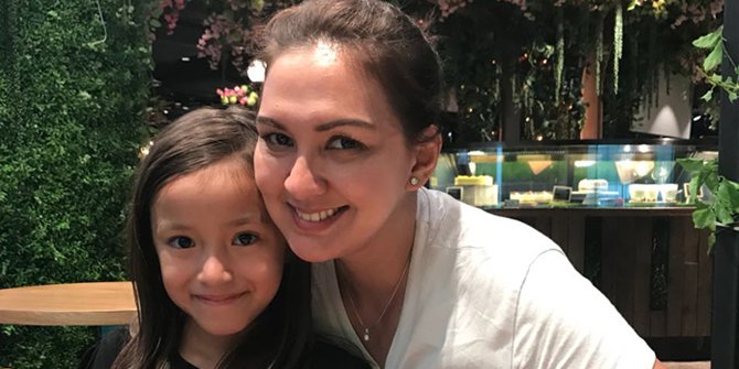 Donna Agnesia dan putri bungsunya, Queensia Sabrina Sinatrhya.