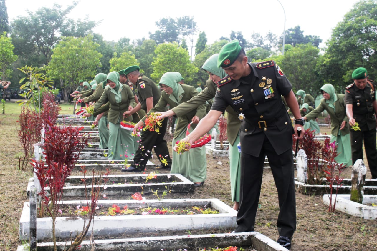 Ziarah dan Tabur Bunga Persit Kartika Chandra Kirana Cabang XXVIII Kodim 0813 Bojonegoro